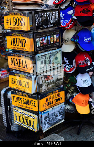 Tappi Baselball e targhe Boss, Trump, mafia, Brooklyn nel negozio di souvenir di Chinatown, Manhattan, New York City, Stati Uniti d'America Foto Stock