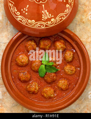 Il Marocco. Kafta tajine - tipici Marocchini e Libanesi piatto di polpette di carne in salsa di pomodoro con la paprika, il cumino, cipolle - cotto in un tagine di argilla. Foto Stock