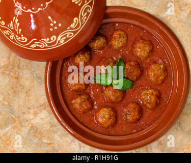 Il Marocco. Kafta tajine - tipici Marocchini e Libanesi piatto di polpette di carne in salsa di pomodoro con la paprika, il cumino, cipolle - cotto in un tagine di argilla. Foto Stock