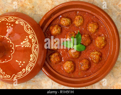 Il Marocco. Kafta tajine - tipici Marocchini e Libanesi piatto di polpette di carne in salsa di pomodoro con la paprika, il cumino, cipolle - cotto in un tagine di argilla. Foto Stock