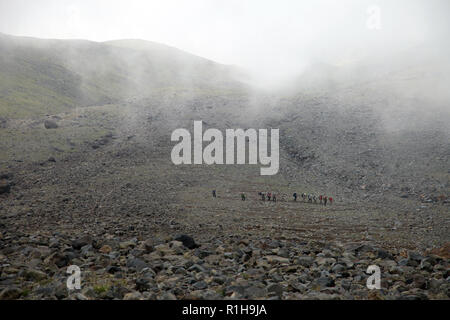 Gli alpinisti andando verso il basso per montare Agri (Ararat), Turchia. Montare Agri è la montagna più alta in Turchia e si è creduto che l'Arca di Noè c'è. Foto Stock