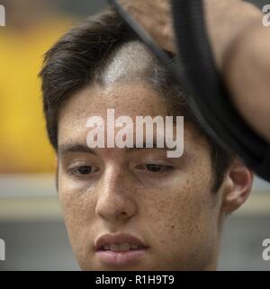 Grandi laghi, Ill. (sett. 19, 2018) Una nuova arrivata reclutare ottiene il suo taglio di capelli al barbiere all'interno del Golden tredici reclutare In-Processing Centre al reclutamento di formazione di comando (RTC). Più di 30.000 reclute graduate annualmente dalla marina è solo di boot camp. Foto Stock