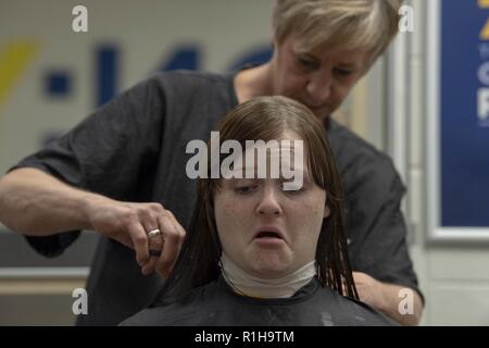 Grandi laghi, Ill. (sett. 19, 2018) Una nuova arrivata reclutare ottiene il suo taglio di capelli al barbiere all'interno del Golden tredici reclutare In-Processing Centre al reclutamento di formazione di comando (RTC). Più di 30.000 reclute graduate annualmente dalla marina è solo di boot camp. Foto Stock