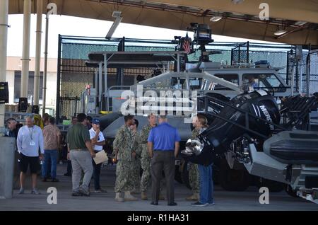 SAN DIEGO, California (Sett. 19, 2018) marinai parla con l'industria locale partners circa i requisiti di manutenzione per piccole imbarcazioni usate dalla Marina Expeditionary comando di combattimento (NECC) forze durante la piccola barca Industry day hosted by Southwest Regionale Centro di manutenzione e NECC. Lo scopo dell'industria giorno era di eliminare gli ostacoli per le regionali partner del settore presentando un opportunità per l'industria i professionisti di base per vedere le barche di prima mano, porre domande e accrescere la comprensione dei requisiti della Marina militare per operazioni di manutenzione, revisione e altri servizi commerciali. Foto Stock