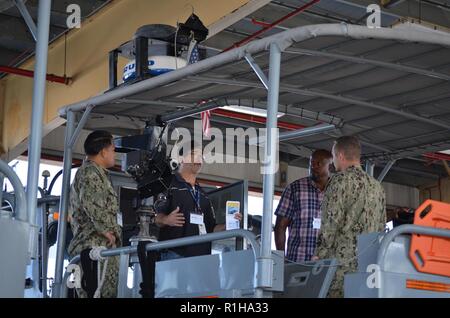 SAN DIEGO, California (Sett. 19, 2018) marinai colloqui per l'industria locale partners circa i requisiti di manutenzione per il 34-piede motovedetta utilizzato da costiera forze fluviali durante la piccola barca Industry day hosted by Southwest Regionale Centro di manutenzione e Marine Expeditionary comando di combattimento. Lo scopo dell'industria giorno era di eliminare gli ostacoli per le regionali partner del settore presentando un opportunità per l'industria i professionisti di base per vedere le barche di prima mano, porre domande e accrescere la comprensione dei requisiti della Marina militare per operazioni di manutenzione, revisione e altri servizi commerciali. Foto Stock