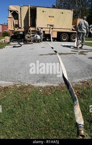 Stati Uniti I soldati della Carolina del Sud la Guardia Nazionale di combattimento 751st Servizi di supporto battaglione, 741st Quartermaster Company da Allendale e Barnwell Carolina del Sud, la configurazione di un sistema di purificazione di acqua in Chesterfield, S.C. a fornire acqua potabile per la popolazione locale dovrebbe le acque di esondazione rise e contaminare la fresca acqua utilities, 19 settembre 2018. Circa 2.900 soldati e aviatori sono stati mobilitati per preparare, rispondere e partecipare a sforzi di recupero come tempesta tropicale di Firenze ha causato allagamenti e danni al membro. Il SCNG continuerà i suoi sforzi di risposta a protec Foto Stock