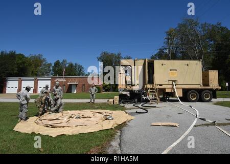 Stati Uniti I soldati della Carolina del Sud la Guardia Nazionale di combattimento 751st Servizi di supporto battaglione, 741st Quartermaster Company da Allendale e Barnwell Carolina del Sud, la configurazione di un sistema di purificazione di acqua in Chesterfield, S.C. a fornire acqua potabile per la popolazione locale dovrebbe le acque di esondazione rise e contaminare la fresca acqua utilities, 19 settembre 2018. Circa 2.900 soldati e aviatori sono stati mobilitati per preparare, rispondere e partecipare a sforzi di recupero come tempesta tropicale di Firenze ha causato allagamenti e danni al membro. Il SCNG continuerà i suoi sforzi di risposta a protec Foto Stock