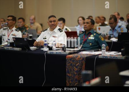 Hawaii Esercito Nazionale Guardia, Col. Rudolph Ligsay e Tentara Nasional Indonesia, Col. Werijon sedersi presso il pronto a rivedere la Gema Bhakti analisi della missione. La pianificazione di sottocomitati hanno trascorso due giorni a definire le variabili di scenario ed escogitare soluzioni alle complesse operazioni immagine, Sett. 20, 2018 Jakarta Indonesia. Gema Bhakti è una forza comune multi-personale nazionale esercizio dove il personale militare da parte degli Stati Uniti Indo-pacifico Comando e Indonesia opera attraverso un processo noto come i militari del processo decisionale. Questo processo è un passo fondamentale che coinvolge il comandante il personale w Foto Stock