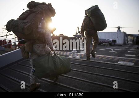 Golfo di Aden- Cpl. Omar Morelos, un elettricista con il combattimento il battaglione della logistica 13, 13 Marine Expeditionary Unit, porta la marcia prima di uscire la Whidbey Island-class dock landing ship USS Rushmore (LSD 47), Sett. 19, 2018. L'Essex ARG/XIII MEU sono distribuiti negli Stati Uniti Quinta Flotta area di operazioni a sostegno di operazioni navali per garantire stabilità marittimo e la sicurezza nella regione centrale di collegamento del Mediterraneo e del Pacifico attraverso l'Oceano Indiano occidentale e tre strategici punti di strozzatura. Foto Stock