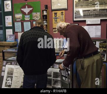 Visitando i leader delle comunità di guardare al di sopra dei documenti storici presso la RAF Welford Museo durante la Civic a open day, RAF Welford, Regno Unito il 7 settembre 19 2018. La manifestazione ha ospitato illustri visitatori dall'area locale per saperne di più circa la base della missione, le operazioni e la sua importanza per la comunità. Foto Stock