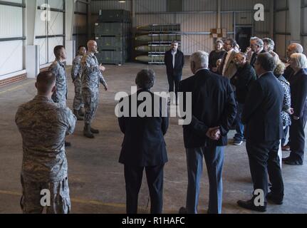 Avieri dal 420th munizioni Squadron insegnare visitando i leader della comunità circa le munizioni manutenzione e conservazione durante la Civic a open day a RAF Welford, Regno Unito, Sett. 19 2018. La manifestazione ha ospitato illustri visitatori dall'area locale per saperne di più circa la base della missione, le operazioni e la sua importanza per la comunità. Foto Stock