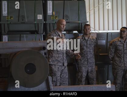 Avieri dal 420th munizioni Squadron insegnare visitando i leader della comunità circa le munizioni manutenzione e conservazione durante la Civic a open day a RAF Welford, Regno Unito, Sett. 19 2018. La manifestazione ha ospitato illustri visitatori dall'area locale per saperne di più circa la base della missione, le operazioni e la sua importanza per la comunità. Foto Stock