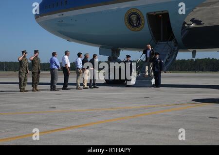 Presidente Trump fasi off Air Force One al Marine Corps Air Station Cherry Point, N.C., Sett. 19, 2018. Trump si è incontrato con gli enti locali e funzionari statali, senior leader militari e di soccorso in caso di catastrofe rappresentanti di agenzia in un grande hangar su Cherry Point linea di volo per discutere di eventuali danni, post-condizioni di uragano e il modo in cui il paese avrebbe lavoro per ottenere Carolinians ritornare sui loro piedi. Dopo la tavola rotonda, il presidente ha visitato le aree danneggiate di Craven County, la distribuzione delle merci da una chiesa in New Bern, N.C., per i membri della Comunità effettuate dalla tempesta distruttiva. Foto Stock