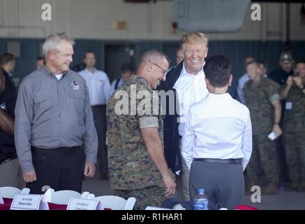 Presidente Trump, centro incontra Lt. Gen. Robert F. Hedelund e locali e ai funzionari dello Stato al Marine Corps Air Station Cherry Point, N.C., Sett. 19, 2018. Trump si è incontrato con gli enti locali e funzionari statali, senior leader militari e di soccorso in caso di catastrofe rappresentanti di agenzia in un grande hangar su Cherry Point linea di volo per discutere di eventuali danni, post-condizioni di uragano e il modo in cui il paese avrebbe lavoro per ottenere Carolinians ritornare sui loro piedi. Dopo la tavola rotonda, il presidente ha visitato le aree danneggiate di Craven County, la distribuzione delle merci da una chiesa in New Bern, N.C., alla comunità stati Foto Stock