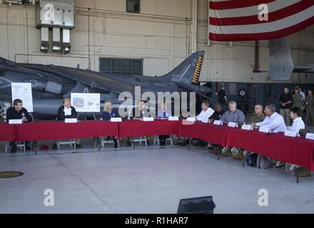 Presidente Trump, la seconda da sinistra, contiene una tavola rotonda al Marine Corps Air Station Cherry Point, N.C., Sett. 19, 2018. Trump si è incontrato con gli enti locali e funzionari statali, senior leader militari e di soccorso in caso di catastrofe rappresentanti di agenzia in un grande hangar su Cherry Point linea di volo per discutere di eventuali danni, post-condizioni di uragano e il modo in cui il paese avrebbe lavoro per ottenere Carolinians ritornare sui loro piedi. Dopo la tavola rotonda, il presidente ha visitato le aree danneggiate di Craven County, la distribuzione delle merci da una chiesa in New Bern, N.C., per i membri della Comunità effettuate dai destructiv Foto Stock