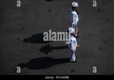 Oceano Pacifico (sett. 19, 2018) di aviazione di Boatswain Mate (movimentazione) terza classe Kyrstin Stratton, top da San Diego e Electronics Tecnico 2a classe Elizabeth Hornbeck, da Greenville, Ohio, servire come la guardia d'onore durante una sepoltura in mare cerimonia di premiazione che si terrà a bordo dell'assalto anfibio nave USS Bonhomme Richard (LHD 6). Bonhomme Richard è attualmente in corso negli Stati Uniti La terza area della flotta di operazioni. Foto Stock