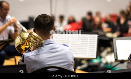 I membri del gateway in ottone, l'ensemble di ottoni della United States Air Force Band del West, parla di Bossier parrocchia studenti durante un Bossier centro didattico del workshop di musica in Bossier City, La., Sett. 20, 2018. Gateway elementi in ottone eseguito diversi brani per gli studenti prima dell'inizio del workshop. Foto Stock