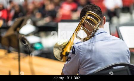 I membri del gateway in ottone, l'ensemble di ottoni della United States Air Force Band del West, parla di Bossier parrocchia studenti durante un Bossier centro didattico del workshop di musica in Bossier City, La., Sett. 20, 2018. Gateway elementi in ottone eseguito diversi brani per gli studenti prima dell'inizio del workshop. Foto Stock