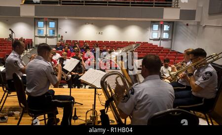 I membri del gateway in ottone, l'ensemble di ottoni della United States Air Force Band del West, parla di Bossier parrocchia studenti durante un Bossier centro didattico del workshop di musica in Bossier City, La., Sett. 20, 2018. Gateway elementi in ottone eseguito diversi brani per gli studenti prima dell'inizio del workshop. Foto Stock