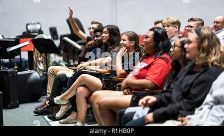 I membri del gateway in ottone, l'ensemble di ottoni della United States Air Force Band del West, parla di Bossier parrocchia studenti durante un Bossier centro didattico del workshop di musica in Bossier City, La., Sett. 20, 2018. Gateway elementi in ottone eseguito diversi brani per gli studenti prima dell'inizio del workshop. Foto Stock