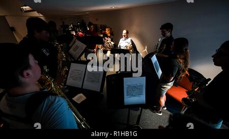 Un membro del gateway in ottone, l'ensemble di ottoni della United States Air Force Band del West, che ripete con Bossier parrocchia studenti durante un Bossier centro didattico del workshop di musica in Bossier City, La., Sett. 20, 2018. Ottone Gateway è un quintetto di ottone con percussioni che espone con orgoglio la professionalità militare al ministero della Difesa di cerimonie e divertenti concerti pubblici in tutta la regione della costa del Golfo nome della United States Air Force. Questo virtuoso gruppo di Active Duty Airman musicisti esegue un eccitante gamma di stili musicali che coprono cinque secoli. Foto Stock