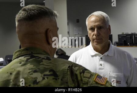 USACE Direttore per le operazioni di emergenza Charles 'Ray' Alexander si è incontrato con Wilmington Distretto Colonnello comandante Robert Clark e gli altri capi di stato per le operazioni di emergenza nel centro di Raleigh, North Carolina, 20 settembre 2018. Il corpo di supporto è FEMA e altri enti a livello locale e lo stato partner in operazioni di recupero dopo l'uragano Firenze. Foto Stock