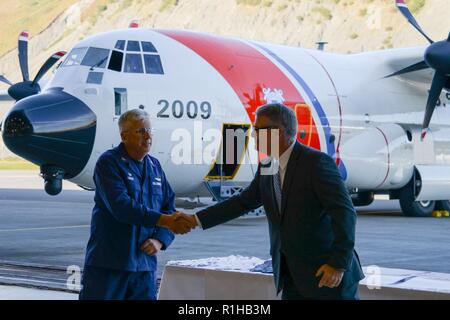 Il cap. Bryan Dailey, stazione aria Kodiak comandante, scuote le mani con Larry Gallogly, Lockheed Marin business development director di mobilità in aria e missioni marittima, durante un open house del HC-130J Super Hercules aeromobili alla stazione aria Kodiak, Alaska, Sett. 20, 2018. Il primo Super Hercules aeromobili sono arrivati nel mese di agosto e altre quattro sono programmate di arrivare in Kodiak entro il prossimo anno. Foto Stock