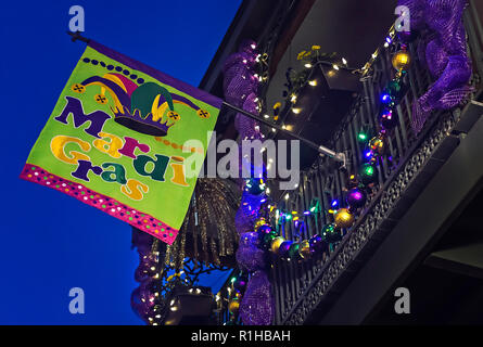 Un balcone decorato per il Mardi Gras, 14 gennaio 2017, su Dauphin Street nel centro di Mobile, Alabama. Foto Stock