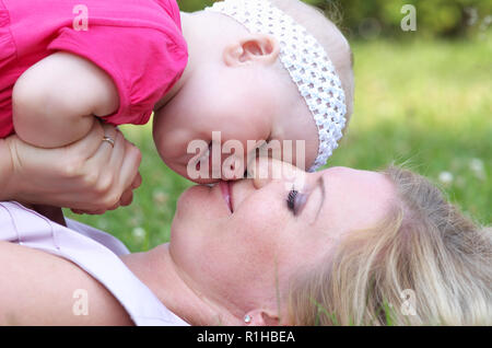 Closeup Ritratto di bambino felice con la sua madre Foto Stock