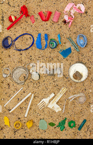 Reale di inquinamento in plastica, compresi uso singola plastica, lavato fino sulla spiaggia suddivisi in colori, Foto Stock