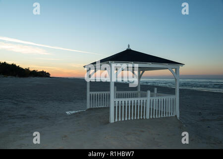 Gazebo in legno su una spiaggia, Łeba, Polonia Foto Stock