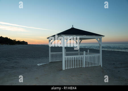 Gazebo in legno su una spiaggia, Łeba, Polonia Foto Stock