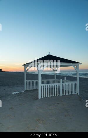 Gazebo in legno su una spiaggia, Łeba, Polonia Foto Stock