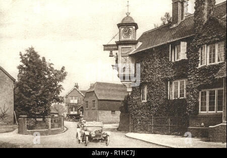 Abinger Hammer Clock.Abinger Hammer è un villaggio o una piccola comunità in una parte stretta della valle di Holmesdale dove si forma la valle del dissodamento Bourne e principalmente sulla parallela A25 nel Surrey, Inghilterra. Il suo case, la terra e il suo genitore parrocchia civile sono in Surrey Hills AONB. È approssimativamente a metà strada tra la città di mercato Dorking e Guildford - Guildford è il capoluogo della contea, poco più di 6 miglia (10 km) a ovest. Esso è chiamato dopo il suo mulino che alimentato un ferro forge. Gran parte della sua popolazione non commutare di routine per il centro di Londra, a circa 1 miglio (1,6 km) ad est di Gomshall Foto Stock