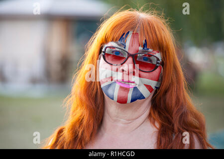 Ritratto di donna anziana con dipinto di bandiera britannica Foto Stock