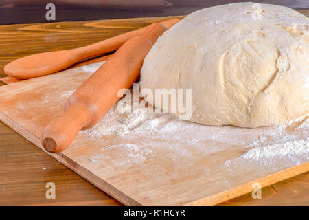 Impasto per il pane ottenuto da farina di grano pronti per la cottura Foto Stock