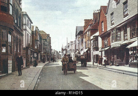 Lewes High street, Lewes è il capoluogo della contea di East Sussex e precedentemente noto come tutti del Sussex. Si tratta di una parrocchia civile ed è il centro di Lewes il governo locale del distretto. La sua popolazione è ora circa 17.000. La liquidazione è un mercato tradizionale e storico centro di comunicazioni e nel 1264, era il luogo della battaglia di Lewes. La città di attrazioni includono il castello di Lewes, resti di Lewes Priory, Bull House (l'ex casa di Tom Paine), Southover Grange e giardini pubblici e il sedicesimo secolo legno sala Wealden house nota come Anne of Cleves House. Altre caratteristiche notevoli di Foto Stock