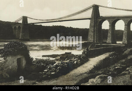 Menai Bridge (Welsh: Porthaethwy; usualmente definita colloquialmente come Y Borth) è una piccola città e comunità sull'Isola di Anglesey nel nord-ovest del Galles. Esso si affaccia il Menai Strait e giace dalla sospensione di Menai Bridge, costruito nel 1826 da Thomas Telford, appena sopra l'acqua da Bangor. Con una popolazione di 3,376,[1] è la quinta città più grande dell'isola. Ci sono molte piccole isole vicino alla città, tra cui la Chiesa isola. Il patrimonio di Menai Bridge Exhibition celebra il mondo-famoso Menai Suspension Bridge, costruito da Thomas Telford e il Britannia ponte, costruito da Robert Stephe Foto Stock