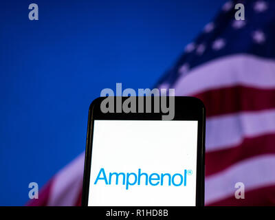 Amphenol cavo in fibra ottica Manufacturing Company logo che si vede visualizzato sul telefono intelligente. Amphenol Corporation è un importante produttore di elettronica e connettori per fibre ottiche, cavi e sistemi di interconnessione quali cavi coassiali. Foto Stock