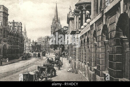 Oxford High street. La High Street a Oxford, Inghilterra, corre tra Carfax, generalmente riconosciuto come il centro della città e il Magdalen Bridge ad est. La strada è stata descritta da Nikolaus Pevsner come " uno del mondo di grandi strade".[2] si forma una lieve curva ed è oggetto di molte stampe, dipinti, fotografie, ecc. Il guardando ad ovest verso Carfax con University College sulla sinistra e il Queen's College di destra è un popolare soprattutto tra vista. Ci sono molti edifici storici sulla strada, comprese le università di Oxford edifici e i collegi. Foto Stock