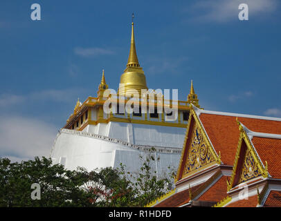 Vista della cupola dorata del Golden Mount Temple in Bangkok Foto Stock