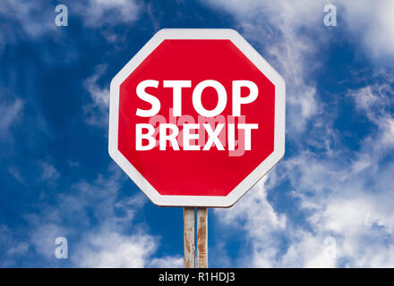 Arrestare brexit segno blu su sfondo cielo Foto Stock