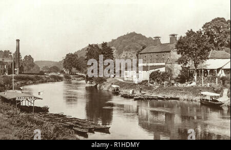 Severn & High rock, Bridnorth 1940. Bridgnorth è una città in Shropshire, Inghilterra. La Severn Valley divide in una città alta e la città bassa e la città alta sulla riva destra e la parte inferiore della sponda sinistra del fiume Severn. Foto Stock