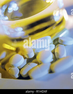 Close-up di pillole e bicchiere d'acqua. Foto Stock