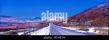 Una vista panoramica di Snowdonia su una soleggiata giornata invernale. Foto Stock