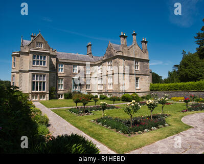 Il bellissimo giardino nel cortile di Muckross House vicino a Killarney in Irlanda Foto Stock
