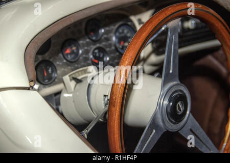 Il Museo dell'Automobile, Belgrado, Serbia, Agosto 2018 - cruscotto comandi, indicatori e il volante nella Auburn 851 Speedster (1935) cabriolet Foto Stock