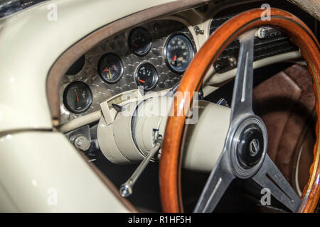 Il Museo dell'Automobile, Belgrado, Serbia, Agosto 2018 - cruscotto comandi, indicatori e il volante nella Auburn 851 Speedster (1935) cabriolet Foto Stock