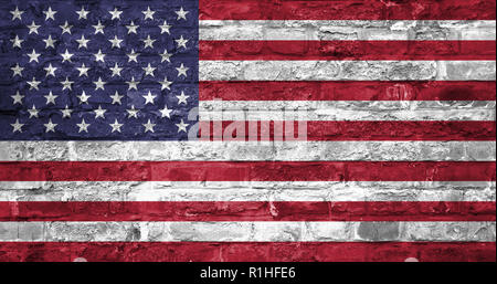 Bandiera degli Stati Uniti d'America su un vecchio muro di mattoni di sfondo, superficie. Bandiera DEGLI STATI UNITI Foto Stock