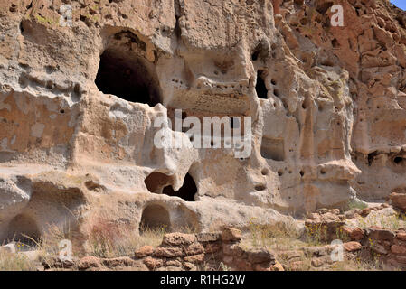 La seconda e la terza storie di una scogliera dimora con camere dipinte, Frijoles Canyon, Pajarito Plateau, Bandelier National Monument, Nuovo Messico 180924 694 Foto Stock